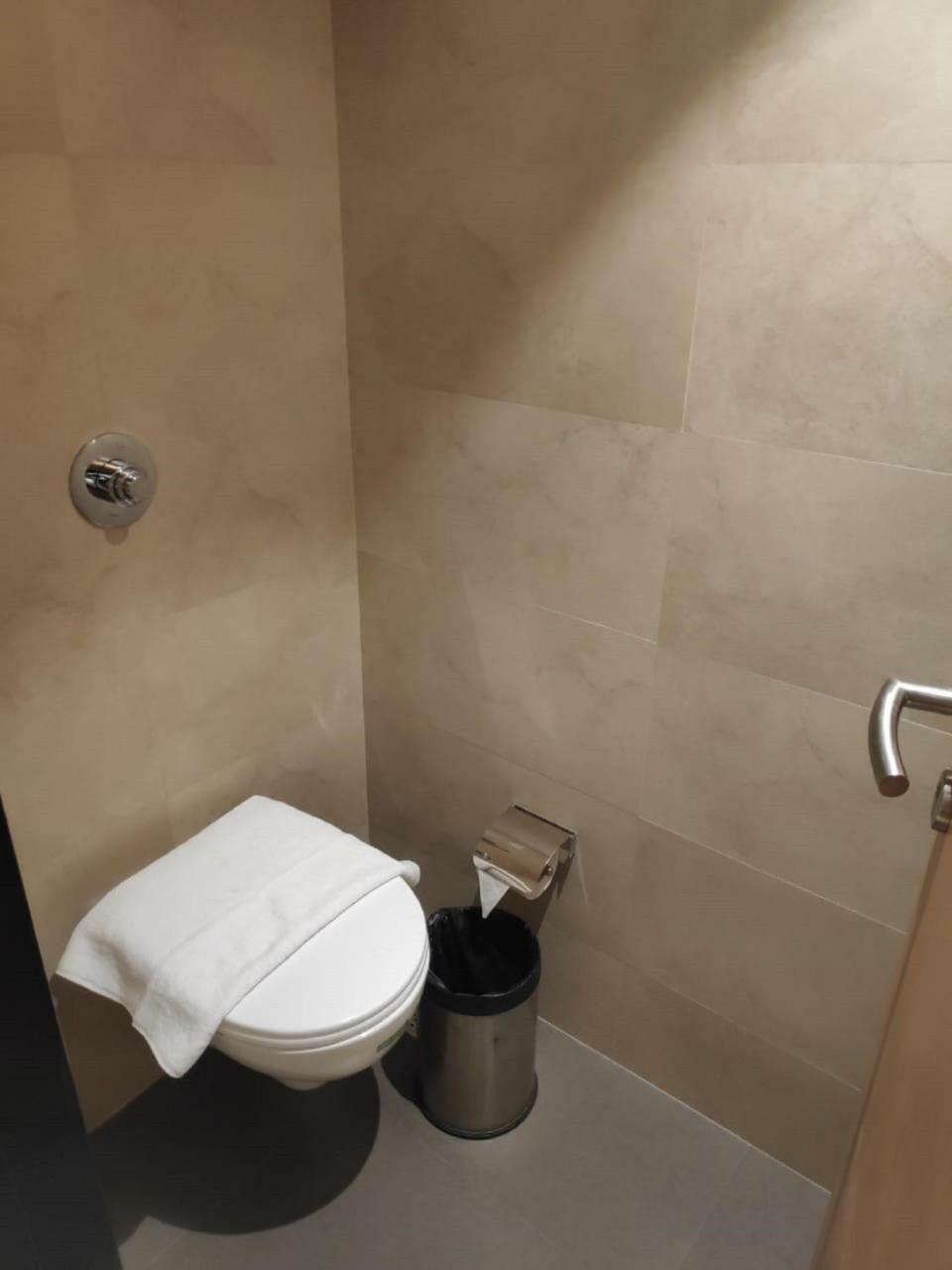 Hotel Leafio-Near Airport Mumbai Ngoại thất bức ảnh